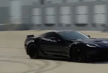 C7 雪佛兰科尔维特 Grand Sport 的资深驾驶员为他的汽车加油